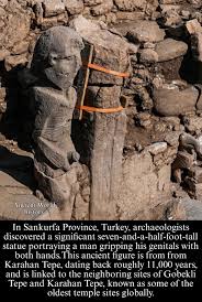 Os túmulos esculpidos na rocha em Myra, situados perto de Demre, na região da Anatólia, na Turquia, representam um exemplo excepcional da arquitetura lícia. Datados do século IV a.C., esses antigos cemitérios são meticulosamente