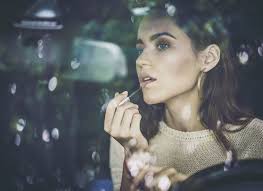 Kristin Scott Thomas, 60 años y el corte de pelo con canas de esta actriz  es la gran tendencia