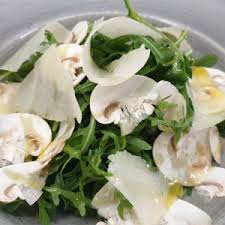 Insaporiamo con sale e pepe a piacimento, dopodiché guarniamo con le foglie di basilico. Insalata Tonno E Mozzarella Ristorante Al Castello
