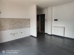 In corrispondenza di via autonomia siciliana, la zona è ben servita di tutti i beni di prima necessità, locali gastronomici di rilievo e uffici della pubblica amministrazione. Case In Vendita Da Privati A Palermo Casa It