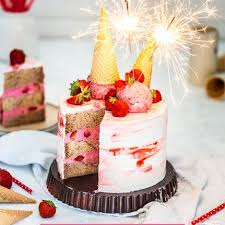 Notre Gateau D Anniversaire Un Layer Cake A La Fraise Feerie Cake En 2020 Feerie Cake Dessert Idee Gateau