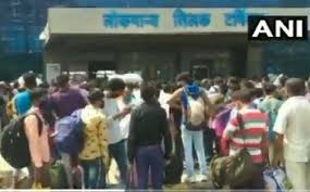 Die anzahl der genesenen beruht auf einer schätzung, die sich an den kriterien des rki orientiert. People Gathered At Mumbai S Lokmanya Tilak Terminus Central Railway Issued A Statement