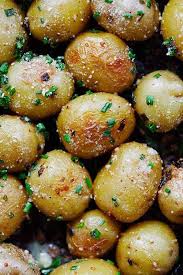 Pommes De Terre Roties Cuites Au Four Avec De L Ail Du Beurre Du Parmesan Et De La Ciboulette En 2020 Recettes De Cuisine Pommes De Terre Roties Recette