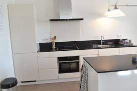 witte hoogglans keuken zonder grepen met dun zwart werkblad keuken zwart witte hoogglans keuken keuken