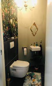 wc thema jungle chic toilet ontwerp gouden accessoires badkamer