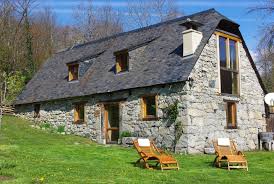 Refuge (confort sommaire) dans grange foraine en zone de pâturage alt 950 m vue superbe sur les sommets, cadre magnifique, isolement garanti eau à l'extérieur, toilettes sèches à l'intérieur (dans partie non rénovée) accessible par 1km de piste (non déneigée) + 500 m à pied (60m de dénivelé) bien. 11 Idees De Grange Foraine Grange Foraine Granges