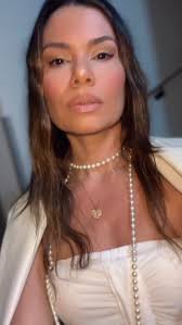 Quando vi… tinha uma coletânea de looks no espelho do elevador e minha  mania do flash 📸 #saopaulo .