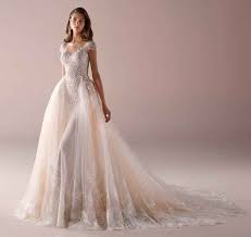 Nicole spose si è affermato negli anni come uno dei marchi di abiti da sposa più amati dalle donne, grazie alla sua capacità di proporre modelli che coniugano eleganza e sensualità. Pratica Lago Titicaca Padre Fage Nicole Spose Abiti Da Cerimonia Vai Su E Giu Entro Miscela