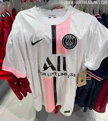 Le site footy headlines a dévoilé le maillot extérieur que devrait porter le psg la saison prochaine. En Images Le Nouveau Maillot Exterieur 2021 2022 Paris United