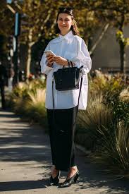 気を張らない こなれたモノトーンが可愛い 世界のおしゃれスナップ fashion madamefigaro jp フィガロジャポン ミニマルファッション パリシック ロンドンファッション