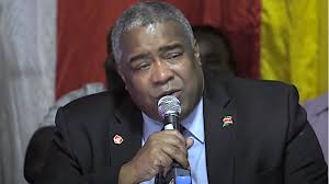 Hij werd beschermd door een deel van het parlement, omdat hij bang is om verantwoording af te leggen. Oud Minister Hoefdraad Op Opsporingslijst Interpol Suriname Herald