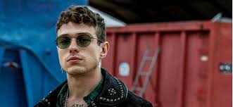 Il clima disteso nel ristorante in cui stanno cenando can e ceycey viene bruscamente rovinato da alcuni loschi individui: Giovani Di Irama E Il Disco Della Rivalsa E Dell Amore Elettropop La Recensione