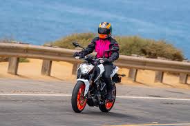 The new sport from ktm comes in a total of 2 variants. 2020 Ktm 200 Duke Review Urban Motorcycle 15 Fast Facts