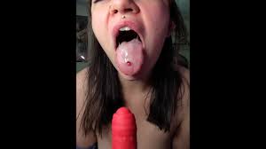 Плюю и пускаю слюни на этот член