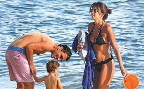 Quatro camelos, escreveu maria cerqueira gomes, na legenda da fotografia em que ambos os apresentadores surgem com camelos na mão. Maria Cerqueira Gomes Em Familia Apresentadora Contraria Separacao Vip Pt