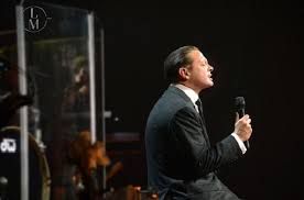 Periodista argentina cuénta cómo fue entrevistarlo el medio argentino tn recordó la entrevista que 'luismi' concedió. Difunden Fotos De Luis Miguel Al Lado De Su Novia Realizando Compras