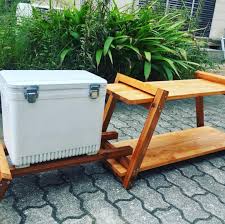 先日のキャンプ用品diy 峰山高原キャンプに間に合わす為に何とか仕上げた木製ラックにニス塗り クーラーボックススタンド作成 そして ドッキング出来る様にしました ついでにクーラーボックスも塗りました trash can camping wood