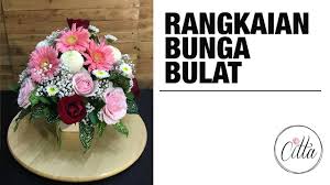 Rangkaian bunga daisy juga bisa kamu pilih sebagai bunga tangan pengantin simple. Tutorial Merangkai Bunga Bentuk Bulat Citta Florist Youtube