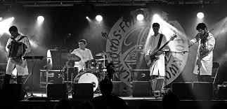 Wie voor het eerst een concert van het Ballroomquartet bijwoont zal verrast  reageren. Op het podium verschijnen muzikanten met v