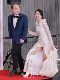 '불청' 조하나, 김광규 옆자리 앉으며 러브라인. í¬í†  ê¹€ê´'ê·œ ì¡°í•˜ë‚˜ ìˆ˜ì¤ê²Œ ìž…ìž¥ 2019 Sbs ì—°ì˜ˆëŒ€ìƒ ì•„ì£¼ê²½ì œ