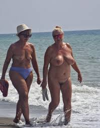 67-jährige Oma am Strand