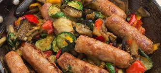 Preparazione salsiccia al vino bianco 1 mettete a dorare l'aglio in padella con l'olio extravergine di oliva caldo; Ricetta Salsiccia In Padella Con Verdure Cucinarecarne It