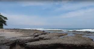 Pantai manalusu yang berjarak sekitar 141 kilometer dari pusat kota garut ini memiliki suasana alam yang asri. Pantai Taman Manalusu Garut Awiracr