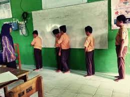 Permainan dalam kelas bahasa arab. Guru Adakan Permainan Pesan Berantai