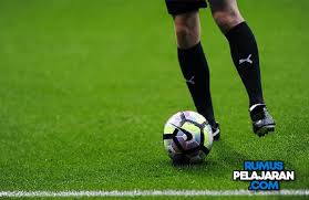 Pelanggaran dalam permainan sepak bola dibagi menjadi dua kelompok, yaitu pelanggaran tendangan bebas yang membuat bola menyentuh pemain lain sebelum akhirnya masuk ke dalam peraturan sepak bola secara umum disebut law of the game. Pengertian Sepak Bola Peraturan Fifa Terbaru Sejarah Dan Teknik Rumuspelajaran Com