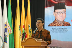 Kpk memperpanjang masa penahanan eks menteri sosial juliari peter batubara dan mantan pejabat pembuat komitmen (ppk) kemensos adi wahyono. Tender Kementerian Dalam Negeri