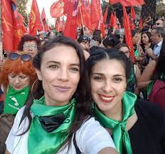 She has also served on the central committee of the communist youth of chile. Camila Vallejo Dowling Apruebo A Twitter Manana Desde Las 10 30 Estare Con Mi Companera Y Amiga Karolcariola En Mesa Central De Canal13 Conversando De Ley Gabriela 40horas Pensiones Y Muuuchos Temas Para