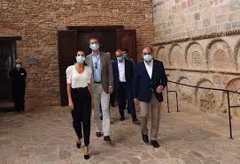 King Felipe Vi And Queen Letizia Visited San Juan De La Pena Monastery In Jaca In 2020 Queen Letizia Queen Sweater Sleeves