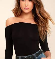 Showing off your shoulders is in this season, and it can make any outfit look feminine, especially in the summer. How To Wear Off The Shoulder Tops Outfit Ideas Style Tips Lugako