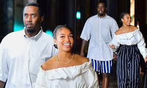 Memphis depay heeft na jaren zoeken eindelijk de liefde gevonden. Diddy 49 Steps Out With Rumoured Girlfriend Lori Harvey 22 As They Enjoy A Relaxing Stroll Daily Mail Online