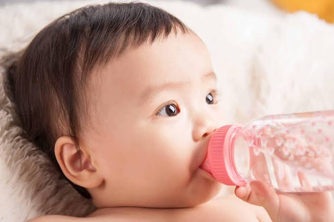 Có nên cho trẻ sơ sinh uống nước? Nên cho bé uống bao nhiêu nước?