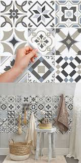 Grande tendance de ces dernières années, ce carrelage en ciment s'installe partout dans les habitations : Du Carrelage Adhesif A Coller Pour Relooker La Salle De Bains Imitation Carreaux De Ciment Inspiration Vintage Tegels Decoratie Badkamer Tegelen