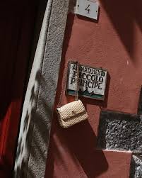 Sebut sahaja banduan, mesti kita akan berasa takut dan cuak. Panduan Mix And Match Warna Beige Untuk Kasual Maupun Formal