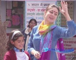 Bollywood diva kareena kapoor khan has gone pink for her latest post on social media, in a selfie she posted on instagram. Kareena Updates On Twitter Photo New Kareena Kapoor Khan Visits Some School In Rajashtan For Unicef Http T Co Aktmgcmvwl