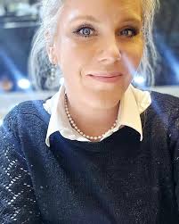 💍What staple jewelry piece should every woman have in her wardrobe? Jarrod  bought me this strand of pearls from The Diamond Shop in 2018 after I got  my midday show