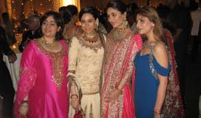 Kareena Kapoor And Saif Ali Khan Wedding Pictures Bollywood Wedding Royal Clothing Bollywood Fashion