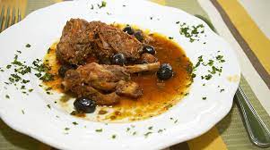 Un conigli tagliato a pezzi 500 gr di pomodori ciliegini o da sugo maturi uno spicchio di aglio olio e sale q.b. Ricetta Coniglio Alla Cacciatora Giornale Del Cibo