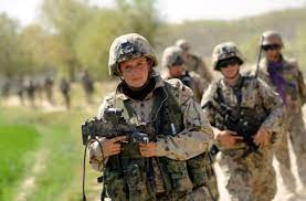 Soldaten der bundeswehr verdienen zwar ganz gut, aber viele zweifeln am sinn ihres dienstes. Bundeswehr In Der Krise Frauen In Uniform Kein Bedarf Politik Stuttgarter Zeitung