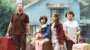 Abah (ringgo agus rahman), sangat ingin bertahan setelah rumah dan pasca hartanya disita oleh debt collector untuk membayar hutang perusahaan kakak iparnya. Fakta Film Keluarga Cemara Sabet Banyak Penghargaan Menarik Ditonton Kapan Pun