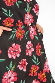 Mit schlitz und schleife am rückenausschnitt. Hibiskus Kleid Mit Schleife Im Rucken Schwarz Yours Clothing
