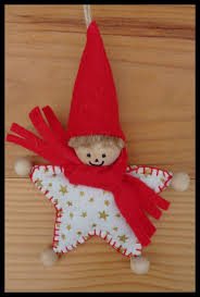 Lutin De Noel A Accrocher Ou A Poser Realise A L Aide De Tissu Feutrine Jaune Et Boules En Bois Deco Noel Feutrine Lutin De Noel Decoration Noel Fait Main