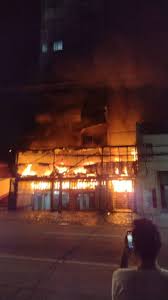 Casal de idosos morre e prédio é destruído em incêndio no Centro de Curitiba