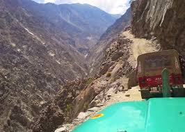 Nu ajută nici calitatea șoselelor și lipsa autostrăzilor. Cele Mai InspÄimantÄtoare Drumuri Din Lume Cele Mai Periculoase Drumuri Din Lume 10 Fotografii