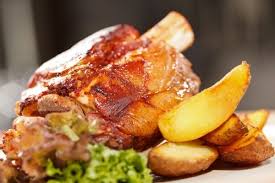 Nosotros en este caso hemos acompañado nuestro codillo de cerdo con patatas asadas al mismo tiempo que la carne, pero también le va muy bien a. Claves Para Cocinar Un Codillo De Cerdo Al Horo Y Que Salga Perfecto
