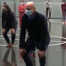 Even the biggest minister dance out sometimes. Blanquer Is Dancing To Ø¹Ù„Ù‰ ØªÙˆÙŠØªØ± On Arrete Pas Un Peuple Qui Danse