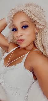 What are the characteristics of a true friend?